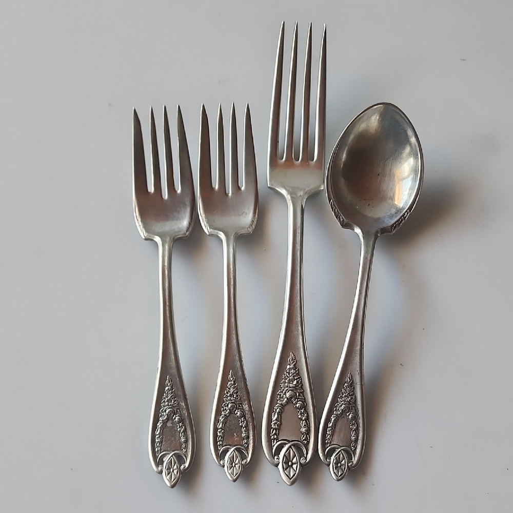 VTG.4 pcs.Elegant Old Colony Pattern By1847 Rogers Bros.XS Triple, Silverplated.